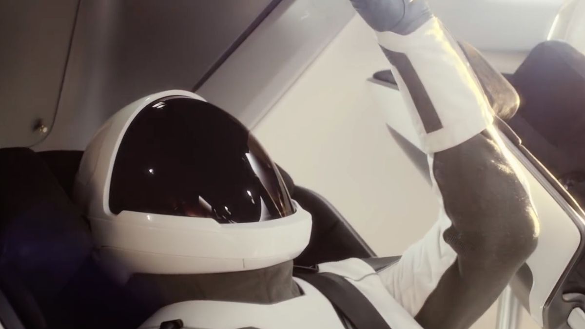Vesmírný Armani nebo Versace? Astronauty NASA obléká SpaceX